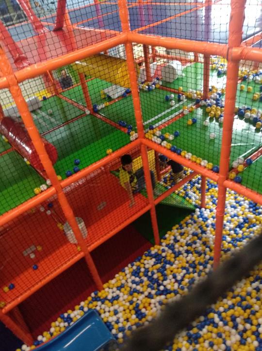 Rámová konstrukce vnitřního dětského hřiště s příslušenstvím, opičí háj, nindža dráha, měkké hrací "houby"-3